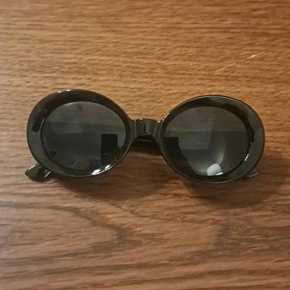 Fashion Sunglasses | One Size | Black | Gently worn | No visible scratches - Picture 4 of 7